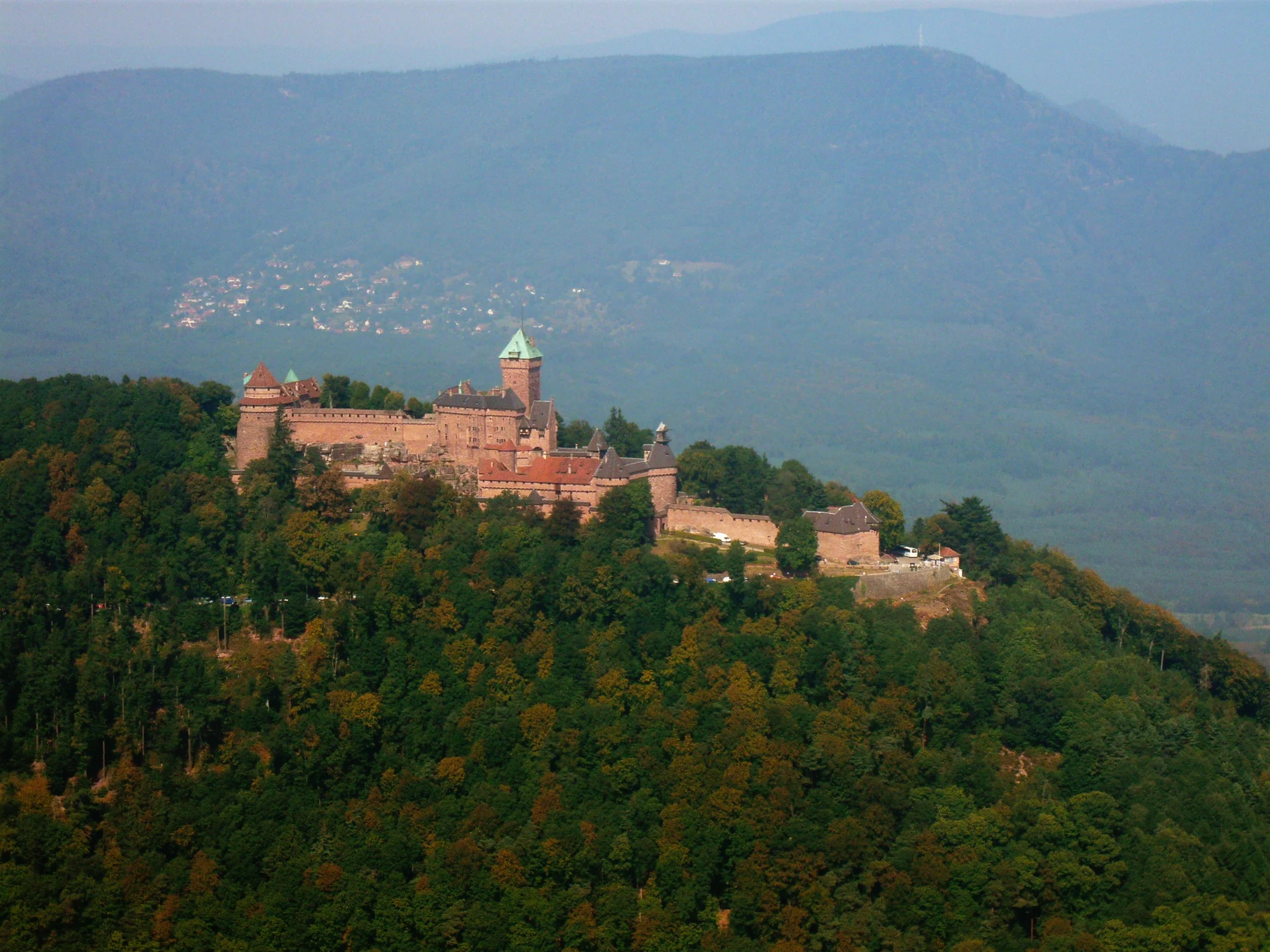 Le château du Haut-Koenigsbourg au milieu de la forêt alsacienne